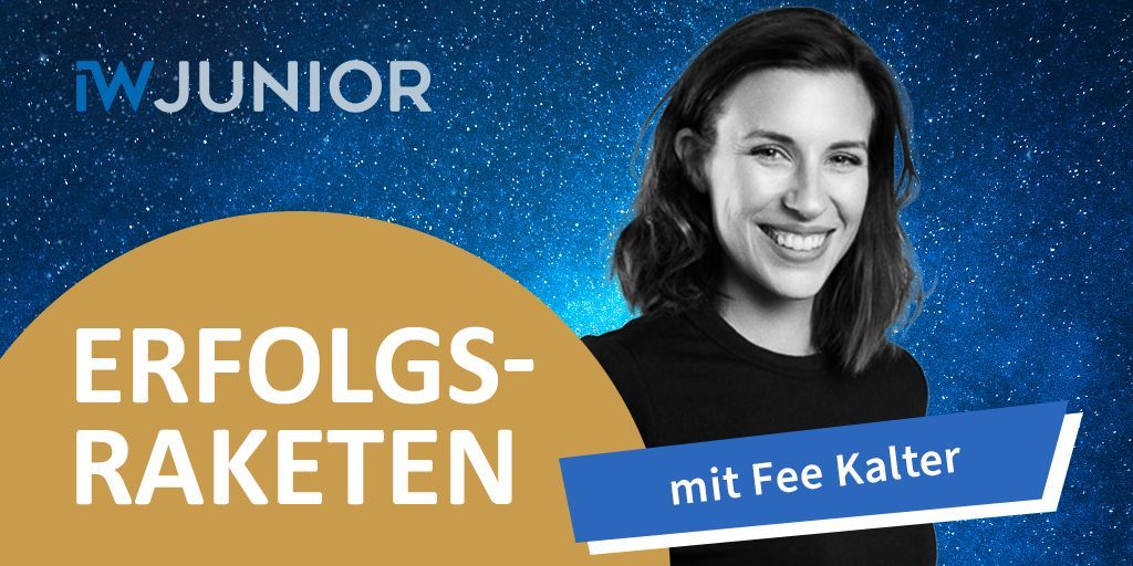 Auf einem dunkelblauem Sternenhintergrund ist das Bild von Fee in schwarz-weiß zu sehen. Unten rechts steht auf einem blauen Balken der Name Fee Kalter, unten Links steht Erfolgsraketen in weiß auf einem beigen Kreis. Rechts oben ist das IW JUNIOR Logo in blau-grau.