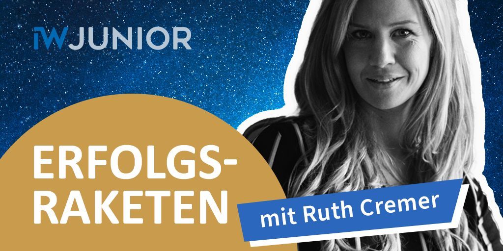 Auf einem dunkelblauem Sternenhintergrund ist das Bild von Ruth in schwarz-weiß zu sehen. Unten rechts steht auf einem blauen Balken der Name Ruth Cremer, unten Links steht Erfolgsraketen in weiß auf einem beigen Kreis. Rechts oben ist das IW JUNIOR Logo in blau-grau.