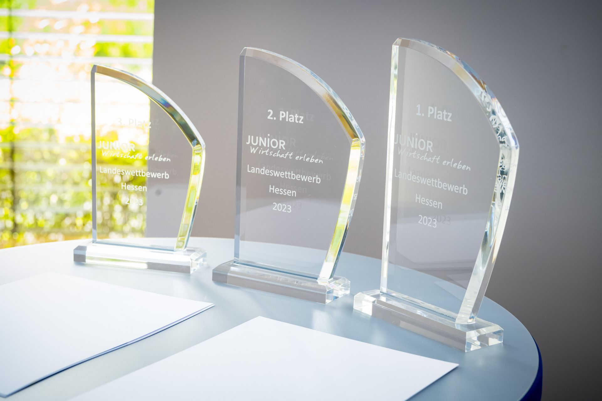 Zu sehen sind drei Pokale mit den Platzierungen 1-3 des Landeswettbewerbs.