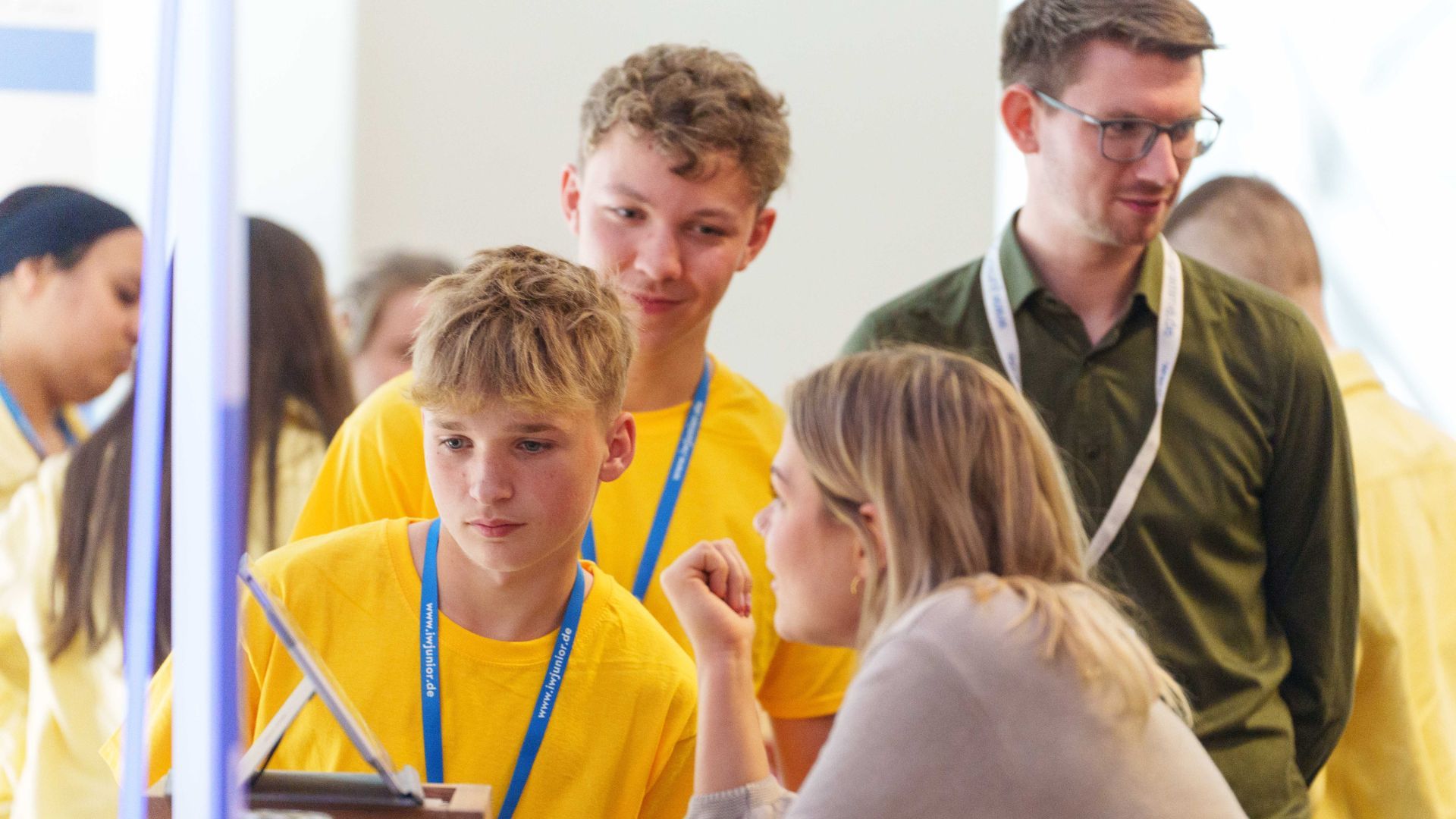 Jugendliche besprechen auf Bundeswettbewerb für die beste Schülerfirma Deutschlands, wie die Chancen auf den Sieg stehen.