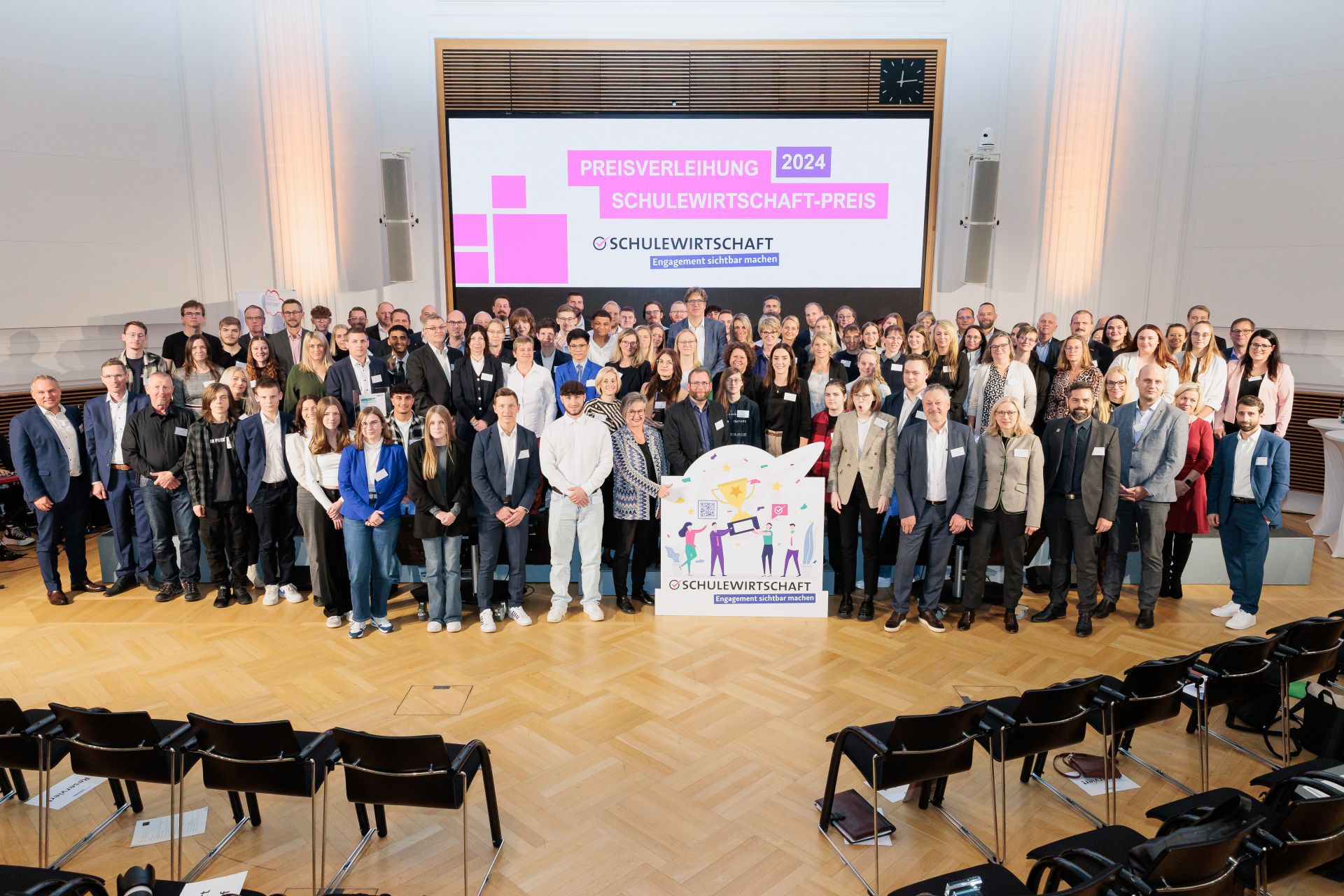 Preisträgerinnen und Preisträger des SCHULEWIRTSCHAFT-Preis 2024 im Bundesministerium für Wirtschaft und Klimaschutz mit parlamentarischem Staatssekretär und Mittelstandsbeauftragtem Michael Kellner.