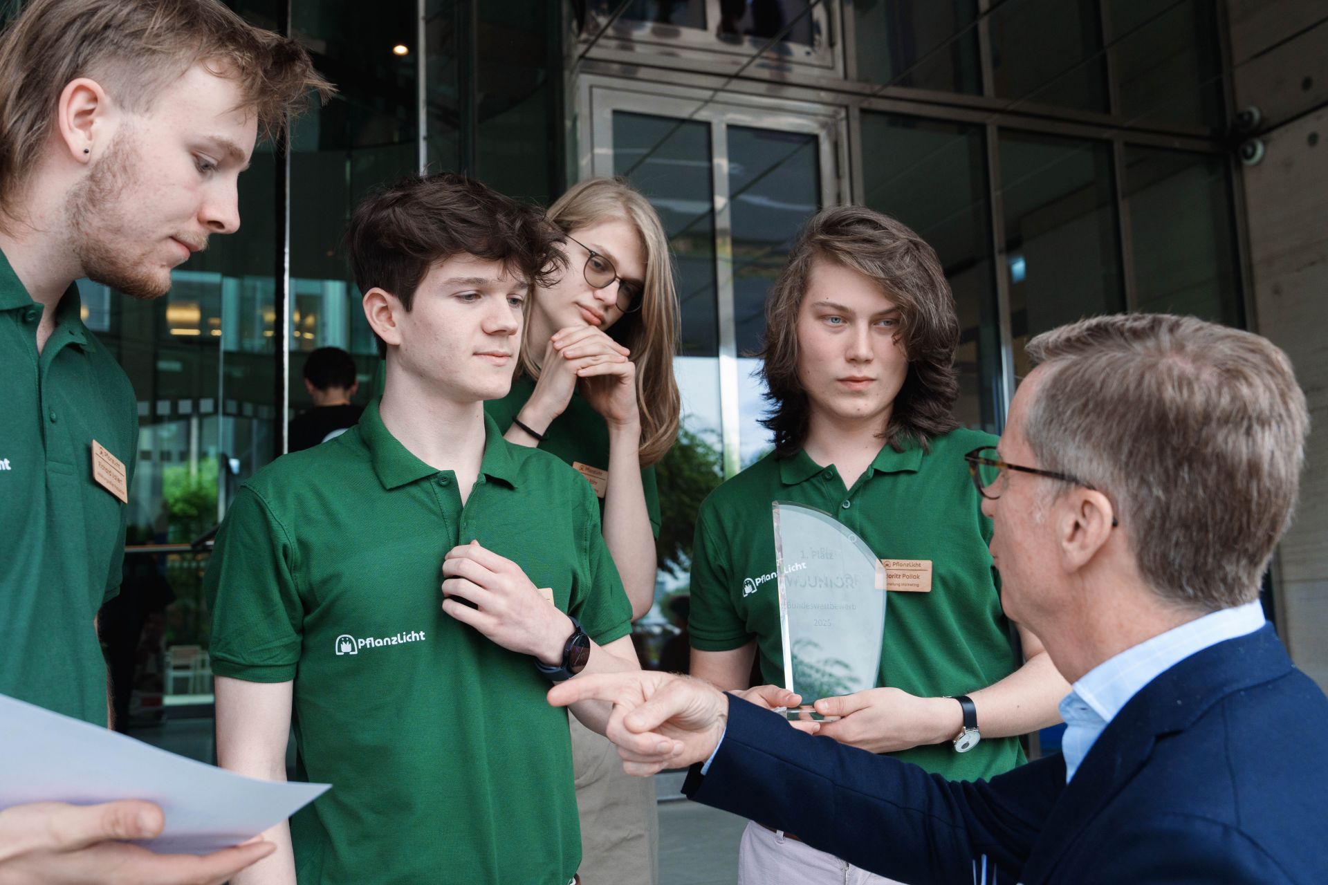 Die IW JUNIOR Schülerfirma PflanzLicht aus Potsdam: Die Freude ist groß über den Sieg beim IW JUNIOR Bundeswettbewerb